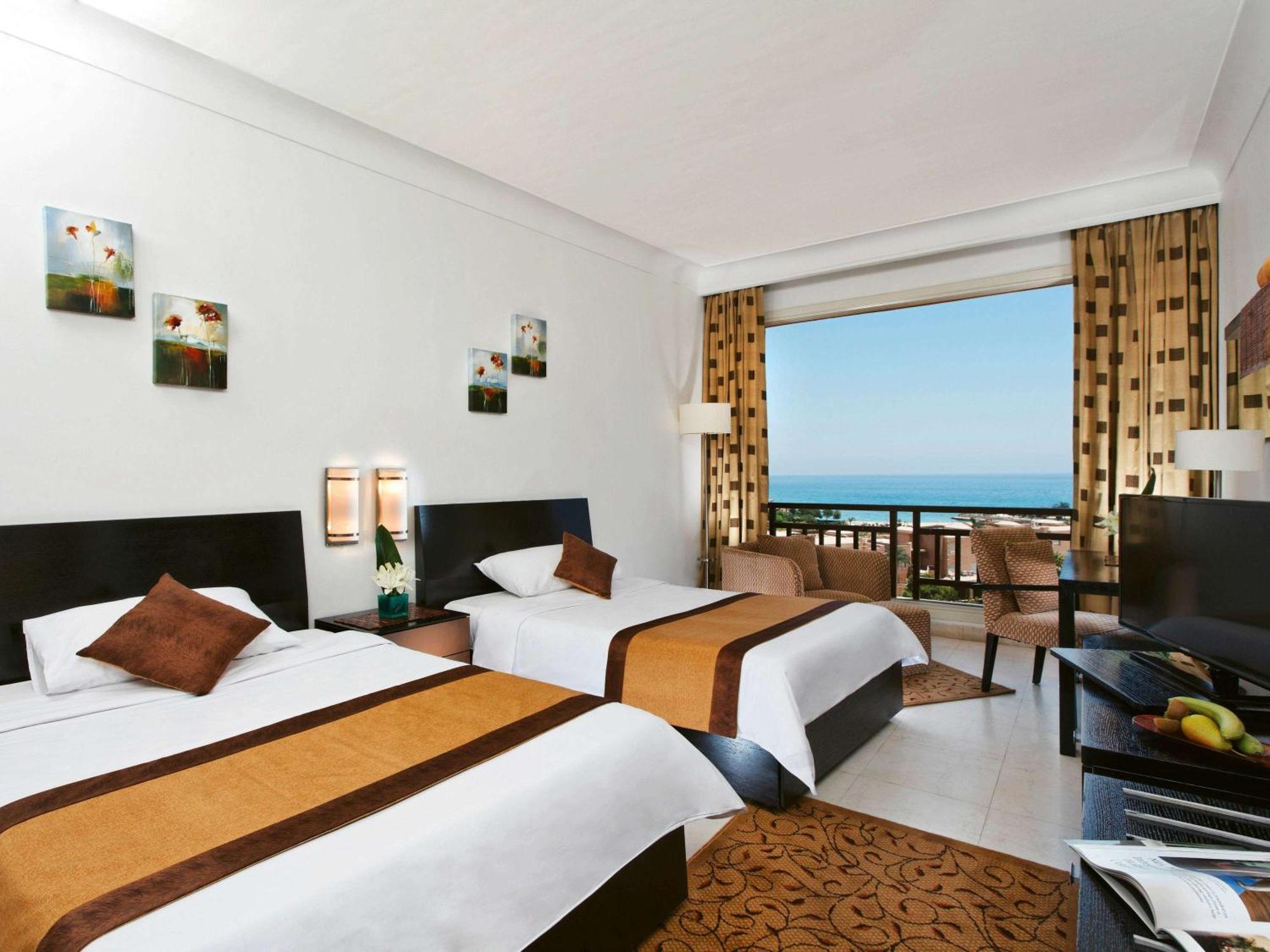 Moevenpick Resort El Sokhna Ajn-Szuhna Kültér fotó A room at the hotel