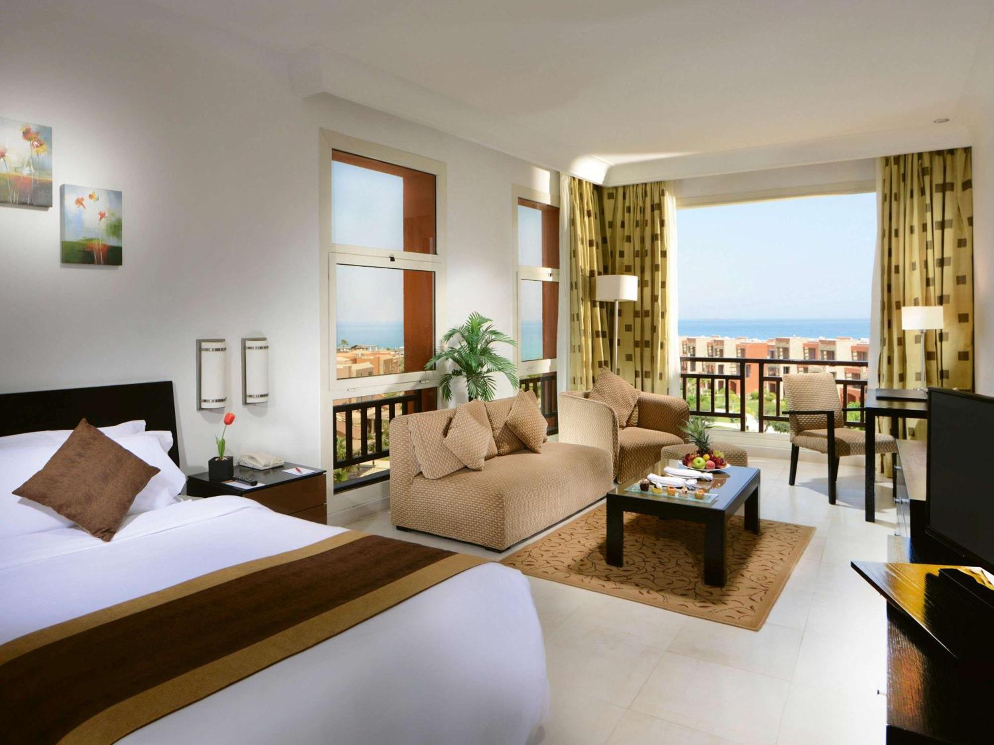 Moevenpick Resort El Sokhna Ajn-Szuhna Kültér fotó A suite at the Hilton Sharm El Sheikh